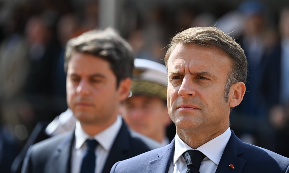 Macron ir Attal ceremonijoje Mont-Valerien memorialo metu. / Jacques Witt/SIPA / Jacques Witt/SIPA