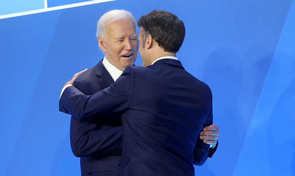 Bidenas su NATO lyderių grupės nuotrauka. / Ting Shen - Pool via CNP / POOL via CNP/INSTARimages.com