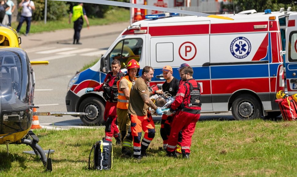 Komandos gelbėja įstrigusius kasyklų darbininkus Rydultowy. / Grzegorz Celejewski / Agencja Wyborcza.pl via REUTERS