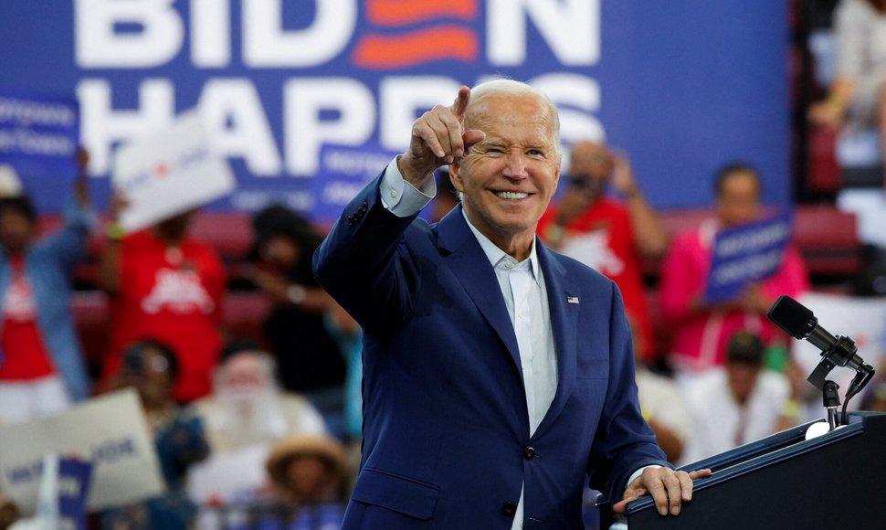 JAV prezidentas Joe Biden reaguoja į auditoriją Detroite. / Rebecca Cook / REUTERS