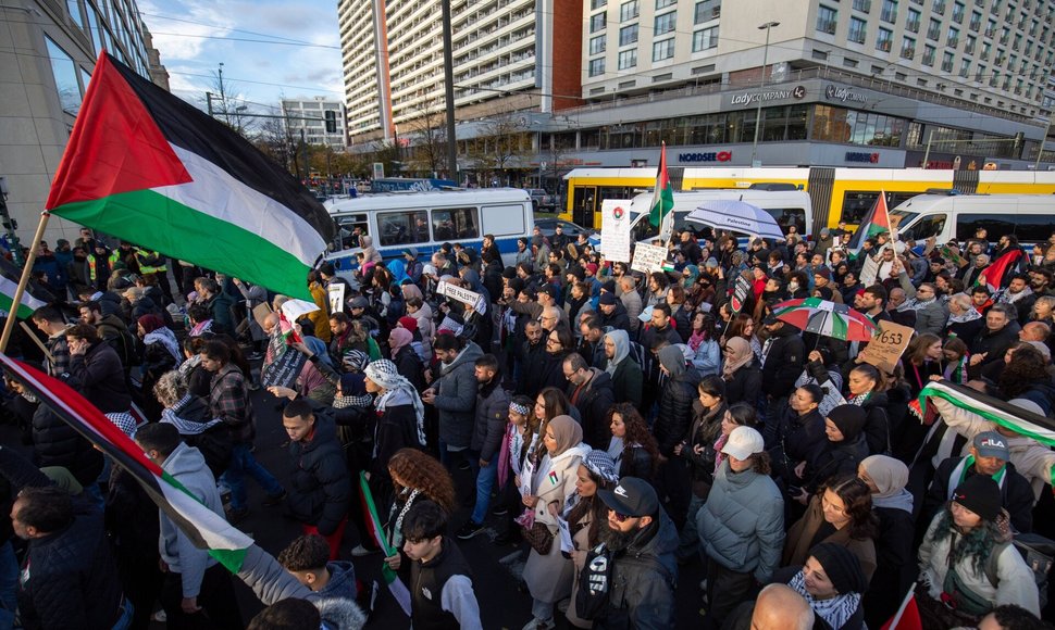 Tūkstančiai žmonių Berlyne protestuoja dėl Palestinos. / IMAGO/Andreas Friedrichs / IMAGO/A. Friedrichs