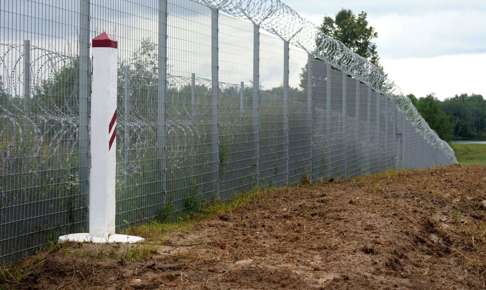 Latvijos sienos ženklas matomas prie Latvijos-Baltarusijos sienos. / INTS KALNINS / REUTERS