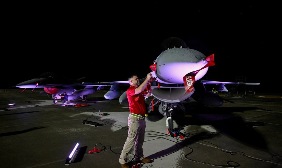 Dvi F-16 perleidimo ceremonija Malakyje. / Radovan Stoklasa / REUTERS