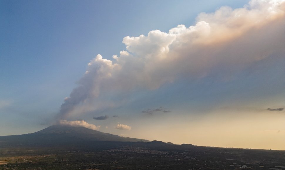 ETNA WALK / MARCO RESTIVO / REUTERS