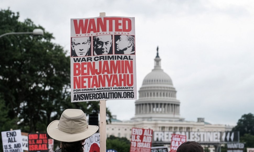 Prie JAV Kapitolijaus – tūkstančiai protestuojančiųjų prieš B. Netanyahu / MICHAEL A. MCCOY / Getty Images via AFP