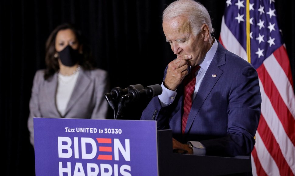 Bidenas ir Harris atsako į klausimus Vilmingtono renginyje. / Carlos Barria / REUTERS