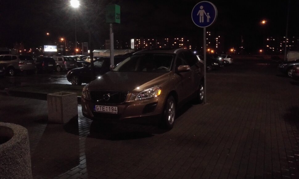 Po ženklu.