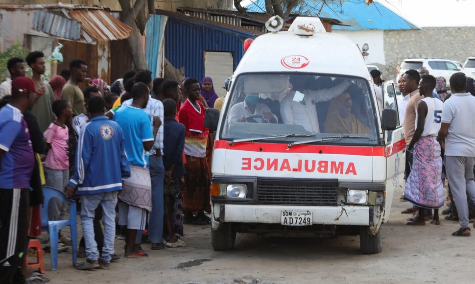 Paplūdimyje Somalio sostinėje per „al Shabaab“ išpuolį žuvo mažiausiai 32 žmonės / Feisal Omar / REUTERS