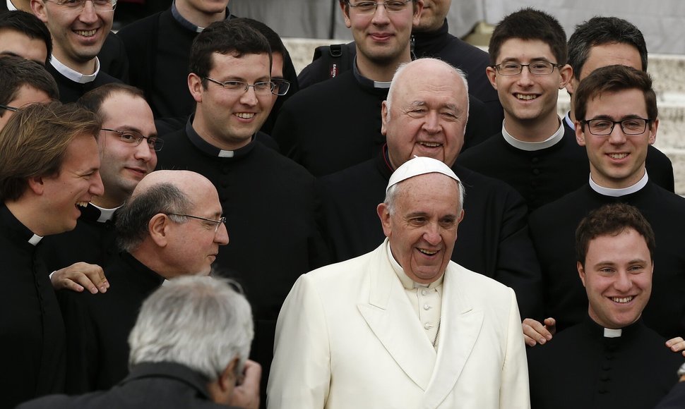 Popiežius Pranciškus pozuoja su kunigais Vatikane. / Tony Gentile / REUTERS