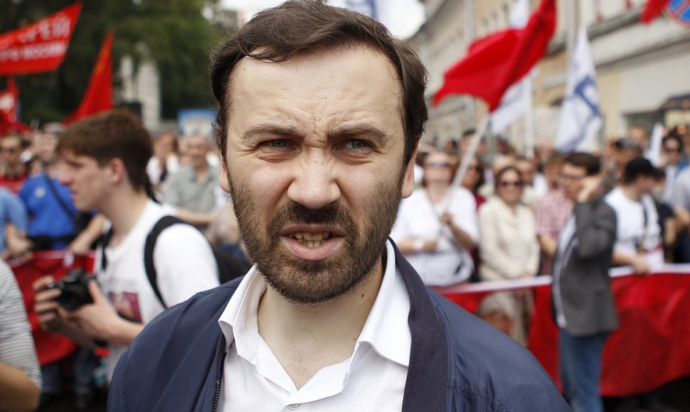 Ilya Ponomaryov dalyvauja Maskvos priešvyriausybinėje demonstracijoje. / Maxim Shemetov / REUTERS