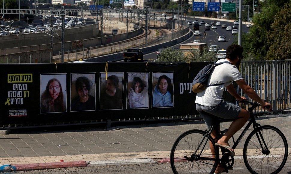 Plakatai Tel Avive skelbia apie įkaitus. / Ricardo Moraes / REUTERS