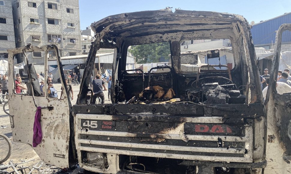 Palestiniečiai apžiūri Izraelio atakos Gazos mieste paliestą al-Zahraa mokyklą. / Hadi Daoud  apaimages/SIPA / Hadi Daoud  apaimages/SIPA