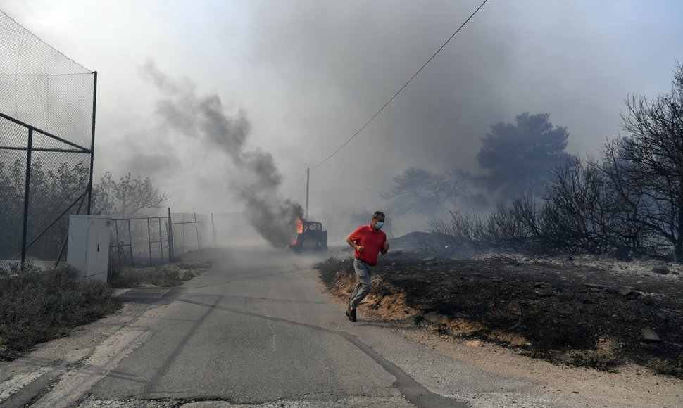 Gražus ugnikalnis siaučia Graikijoje. / Michael Varaklas / AP