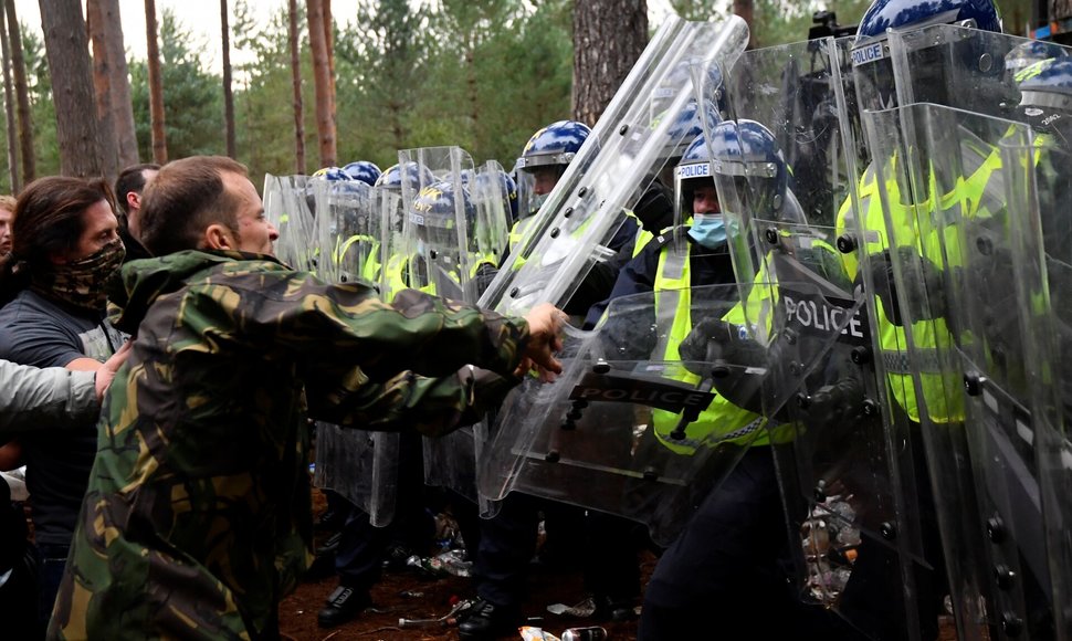 Šventėtojai susiduria su riaušių policija Thetford miške. / TOBY MELVILLE / REUTERS