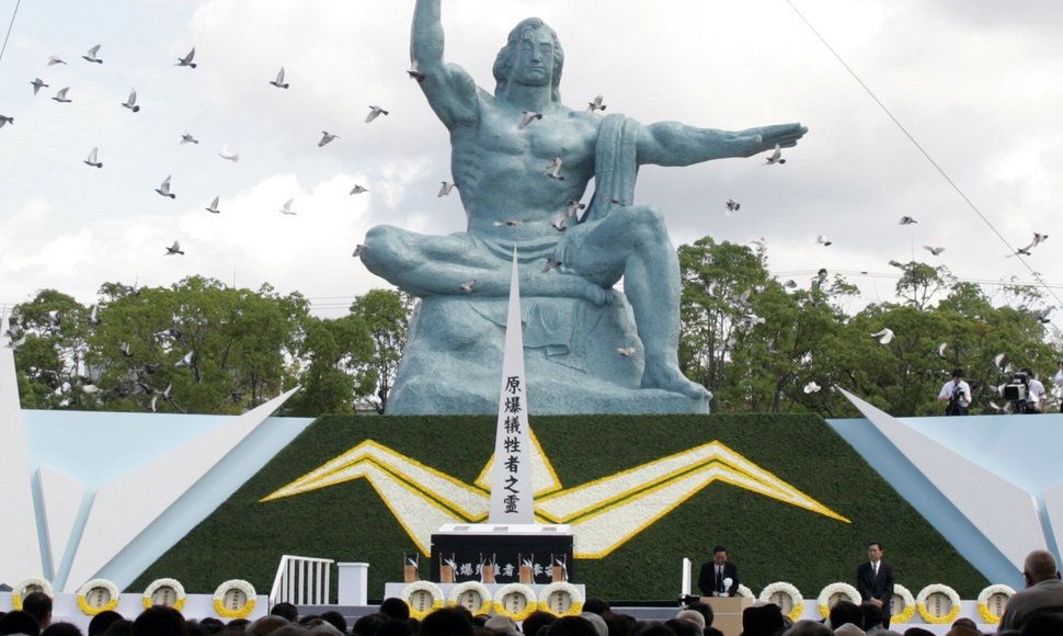 Balandžiai skraido aplink Taikos statulą Nagasaki ceremonijoje. / Reuters Photographer / REUTERS