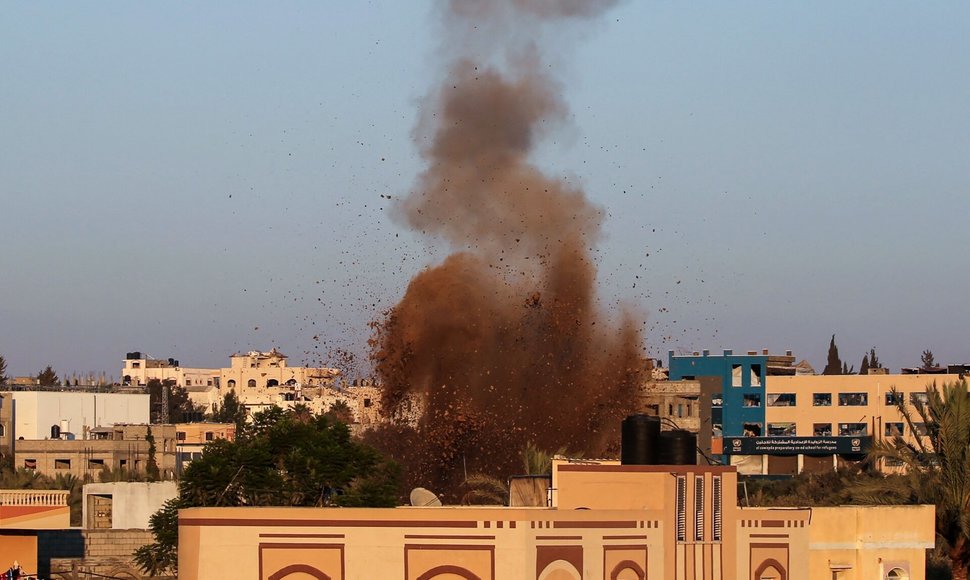 Izraelis teigia Gazos Ruože nukovęs daugiau nei 17 tūkst. „Hamas“ kovotojų / EYAD BABA / AFP