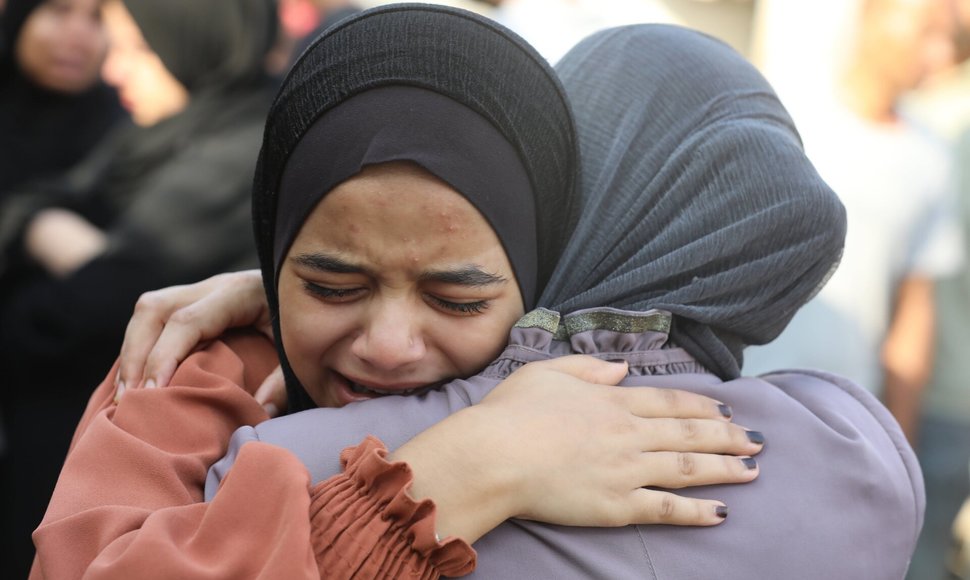 Atakuose žuvusių kūnai atgabenti į Al-Aqsa ligoninę. / Omar Ashtawy  apaimages/SIPA / Omar Ashtawy  apaimages/SIPA