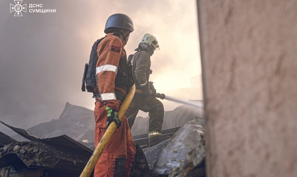 Rusijos raketų atakos pasekmės Sumuose / State Emergency Service of Ukrai / via REUTERS