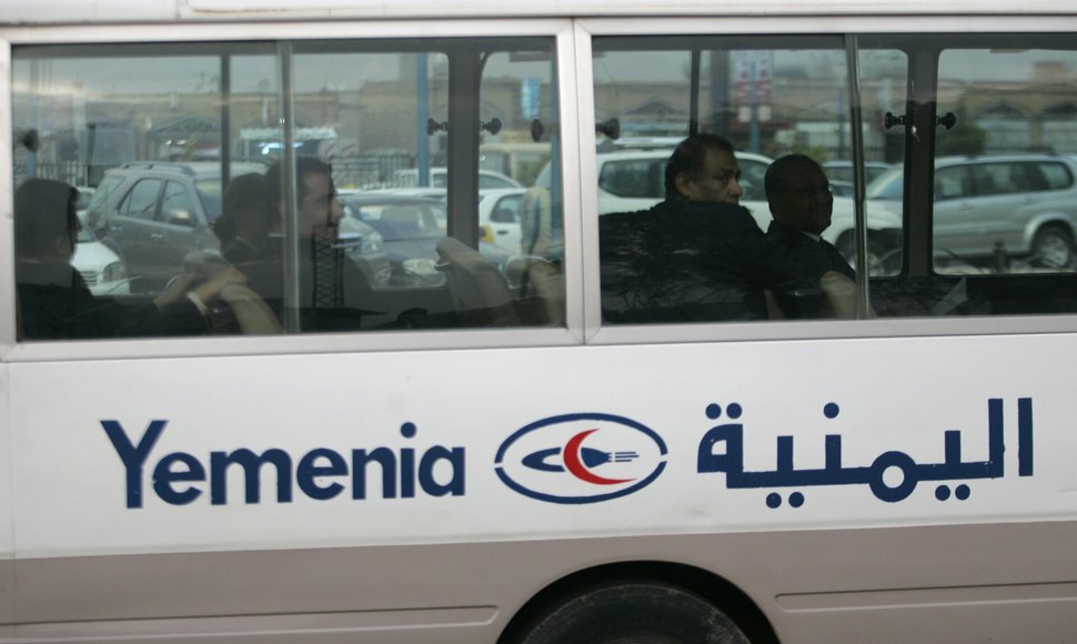 Jemeno valstybinės avialinijos Yemenia Air darbuotojai sėdi autobuse. / Khaled Abdullah Ali Al Mahdi / REUTERS