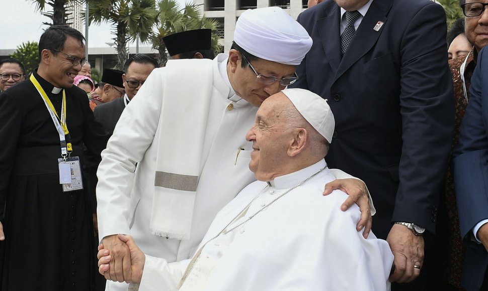 Pope Francis ir Nasaruddin Umar klausosi deklaracijos Džakartoje. / VATICAN MEDIA / ZUMAPRESS.com