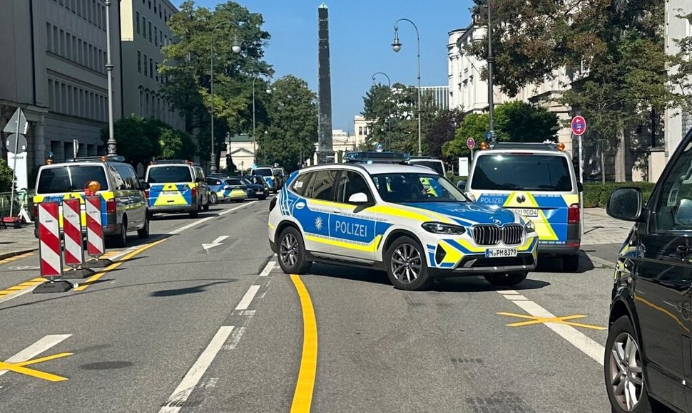 Vokiečių policija šaudo įtariamąjį prie Izraelio konsulato Miunchene. / Anja Guder / REUTERS