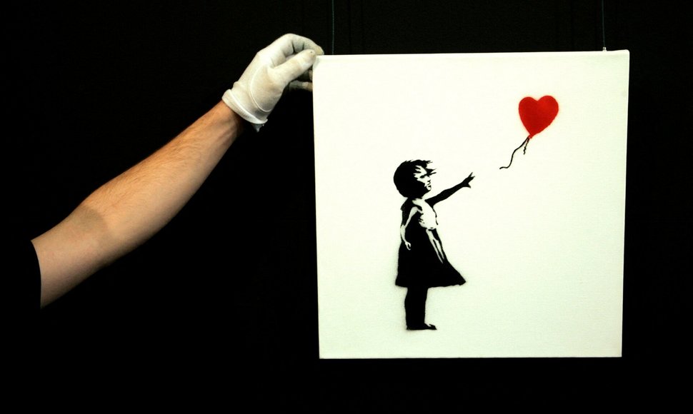 Galerijos technikas reguliuoja Banksy kūrinį. / Luke MacGregor / REUTERS