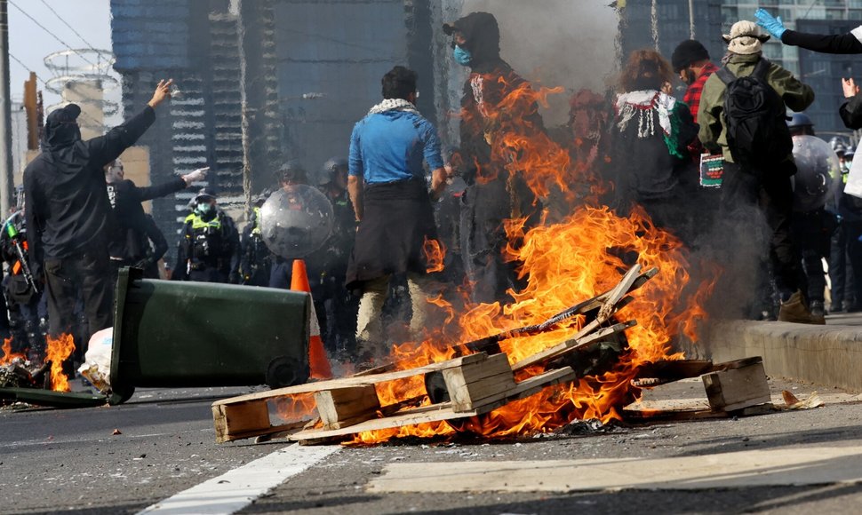 Karinėje parodoje Australijoje protestuotojai susirėmė su pareigūnais / Con Chronis / via REUTERS