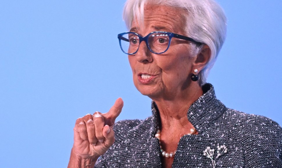 ECB prezidentė Ch. Lagarde kalba po pinigų politikos svarstymo posėdžio. / Jana Rodenbusch / REUTERS