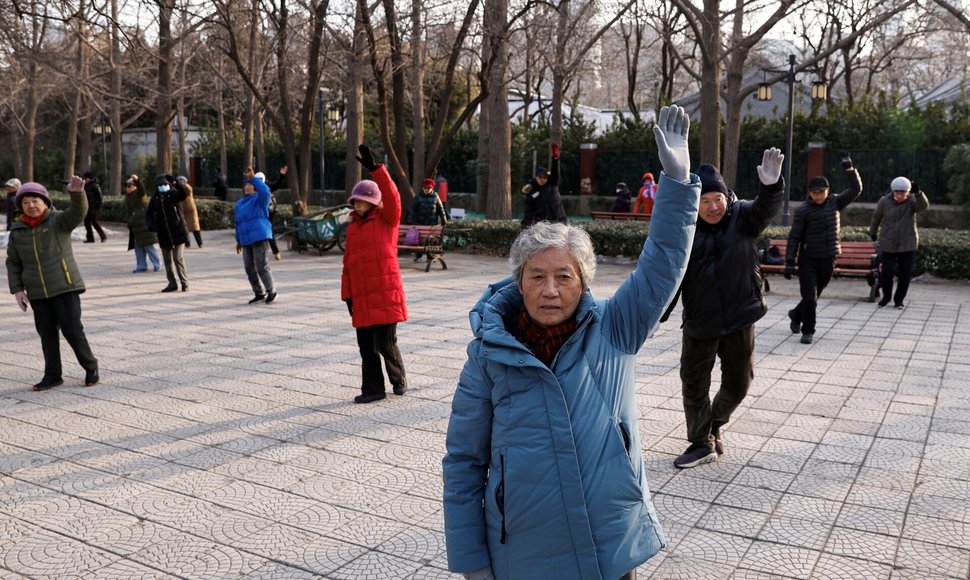 Senjorai šoka parke Pekine. / Tingshu Wang / REUTERS