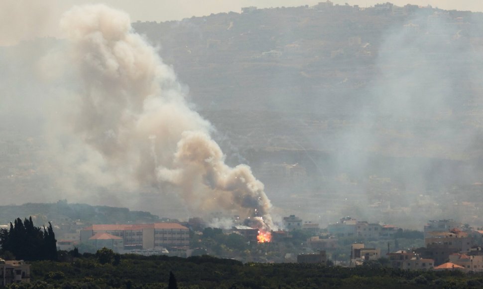 Dūmai kyla Pietų Libane po Izraelio smūgių. / Aziz Taher / REUTERS