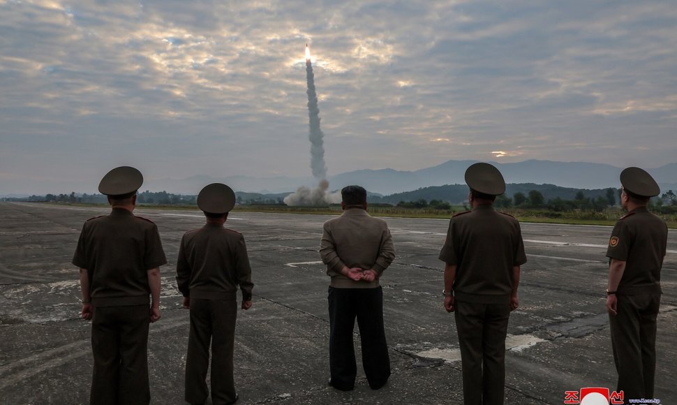 Šiaurės Korėjos lyderis Kim Jong-un stebi naujo taktinio balistinio raketo bandomąjį paleidimą. / KCNA / via REUTERS