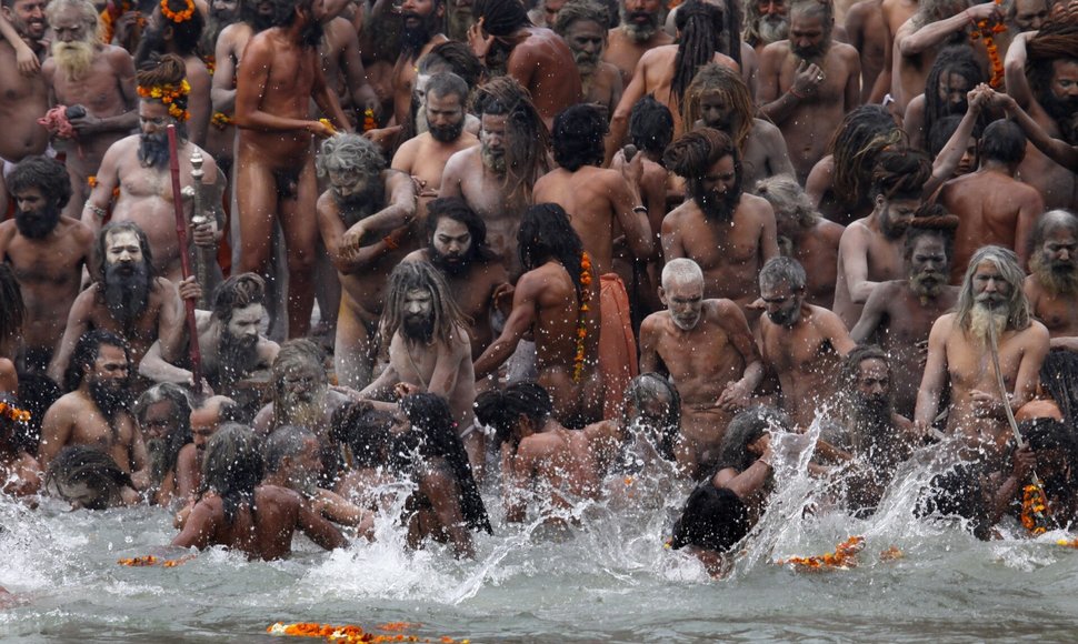 Hindu šventieji Naga Sadhus laukia maudynių Gangės upe. / Reinhard Krause / REUTERS