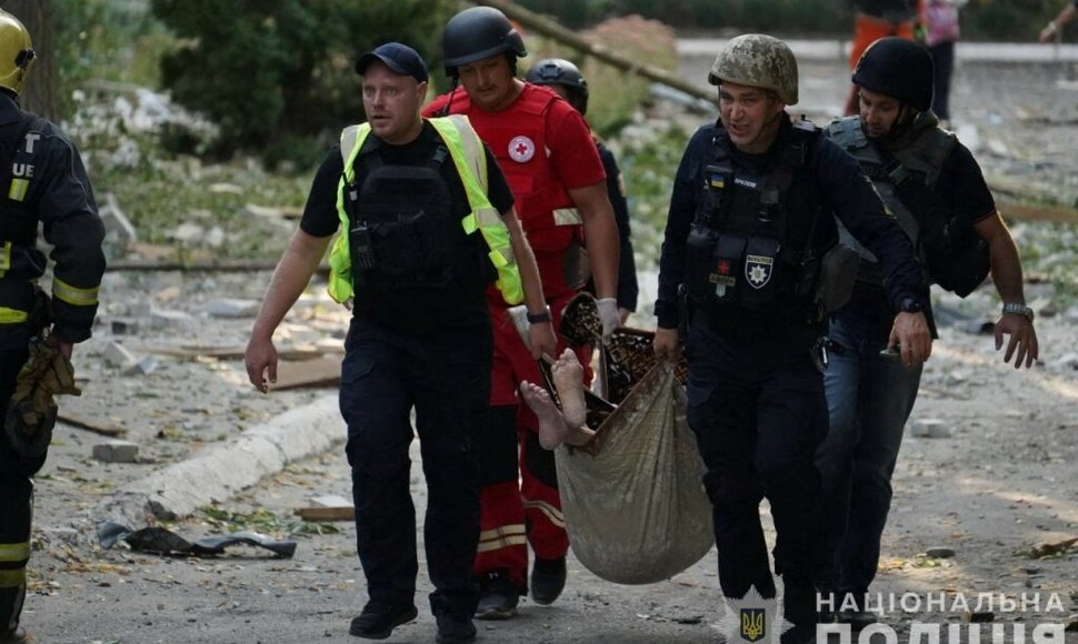 Rusijos karinio smūgio pasekmės Sumyje. / NATIONAL POLICE / via REUTERS