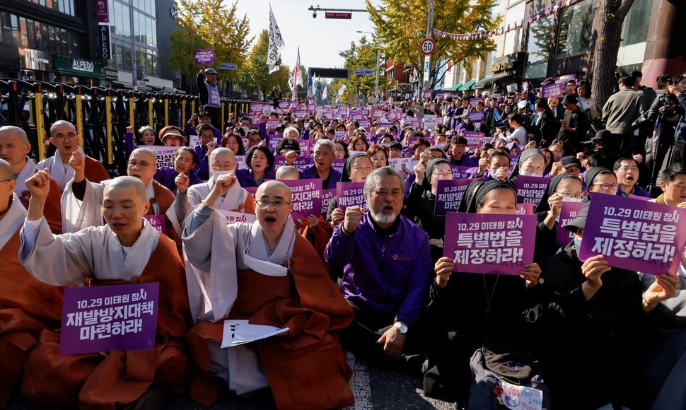 Pietų Korėja minėjo mirtiną spūstį per Helovyną. / SOO-HYEON KIM / REUTERS