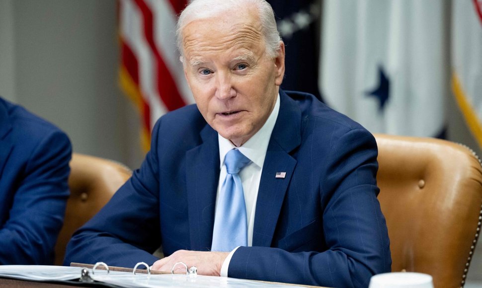 JAV prezidentas Joe Biden gauna informaciją apie uraganą Helene. / SAUL LOEB / AFP