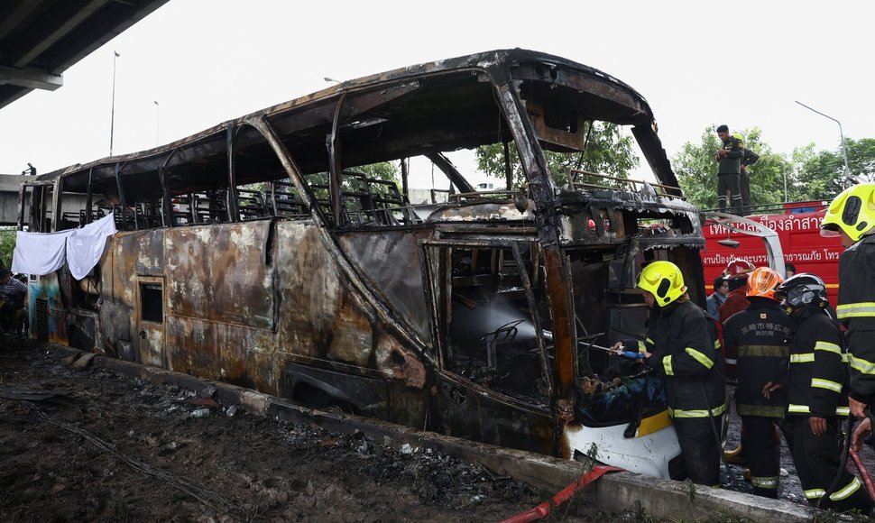 Gelbėjimo darbai po autobuso su mokytojais ir mokiniais degimo Bangkoko pakraštyje. / Chalinee Thirasupa / REUTERS