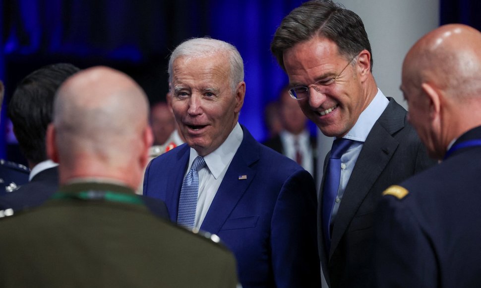 J. Bidenas ir M. Rutte / KACPER PEMPEL / REUTERS