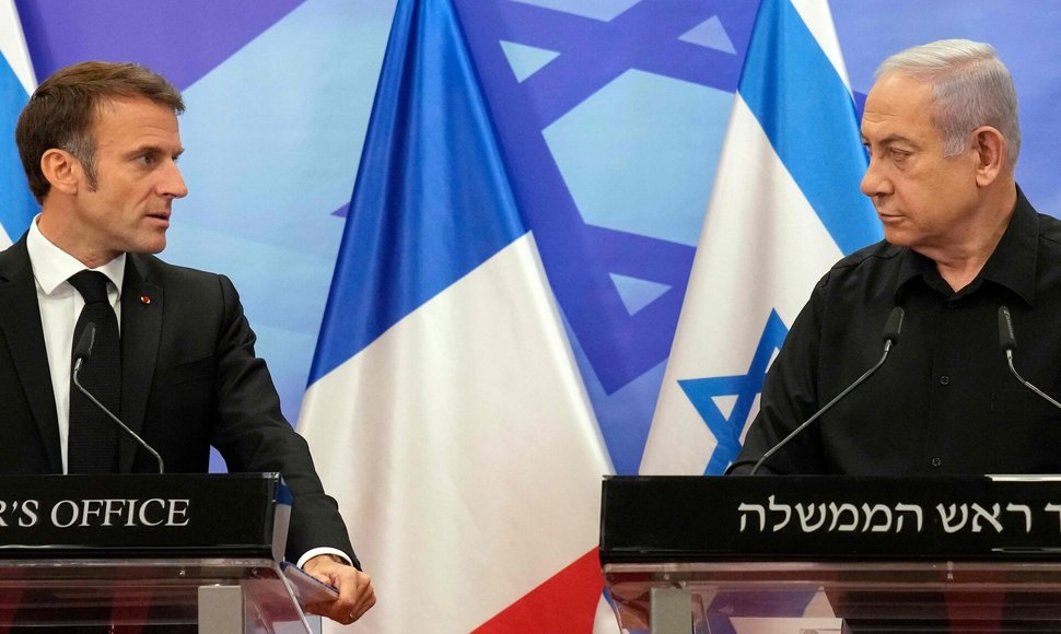 „Gėda“: B. Netanyahu pasmerkė E. Macrono raginimą sustabdyti ginklų tiekimą Izraeliui / CHRISTOPHE ENA / AFP