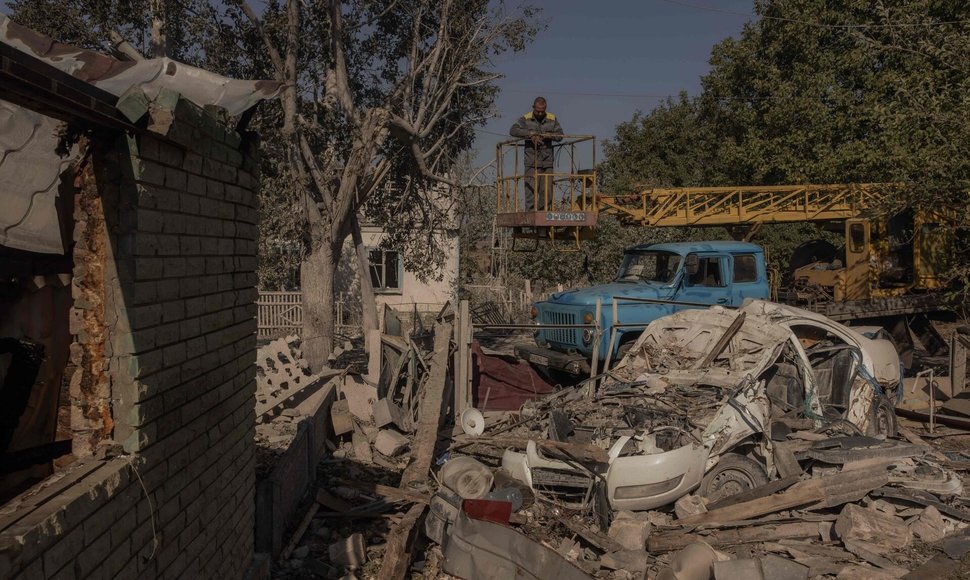 Per Rusijos smūgius Ukrainoje šeštadienį žuvo bent šeši žmonės / ROMAN PILIPEY / AFP