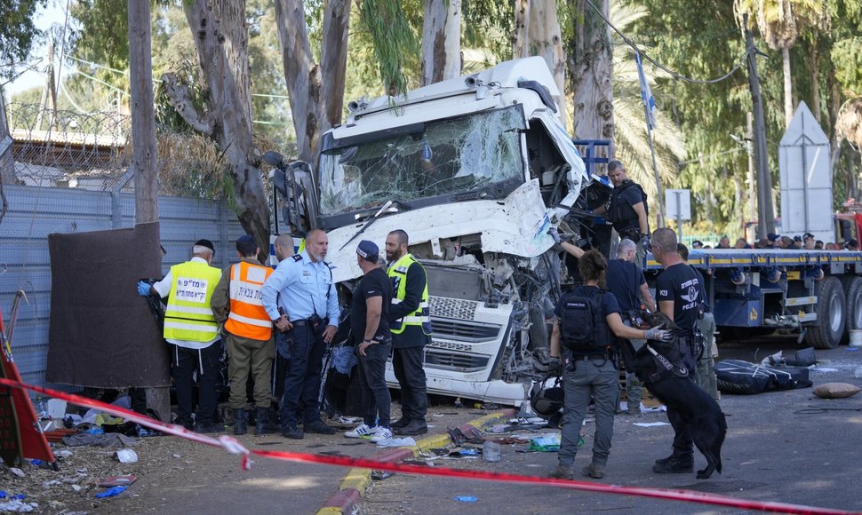 Sunkvežimiui įsirėžus į autobusų stotelę sužeisti 24 žmonės / Ohad Zwigenberg / AP