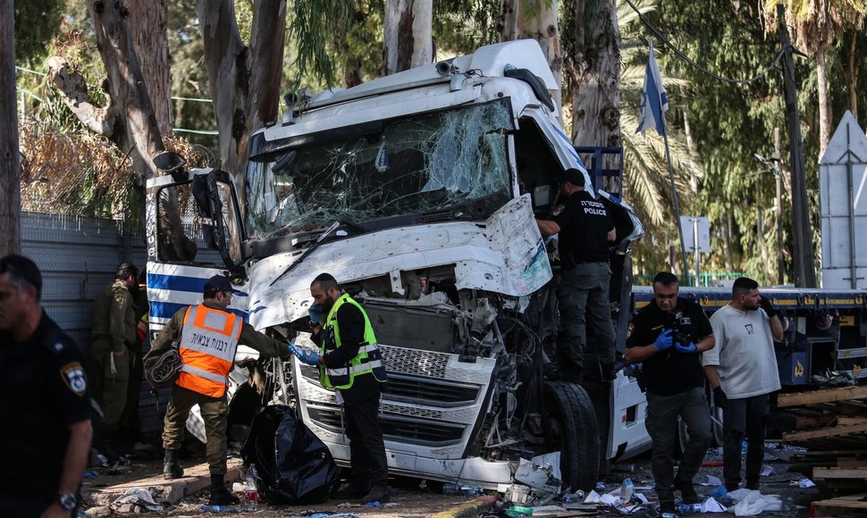 Izraelyje sunkvežimis įsirėžė į autobusų stotelę  / SAEEDQAQ / Saeed Qaq/Cover Images