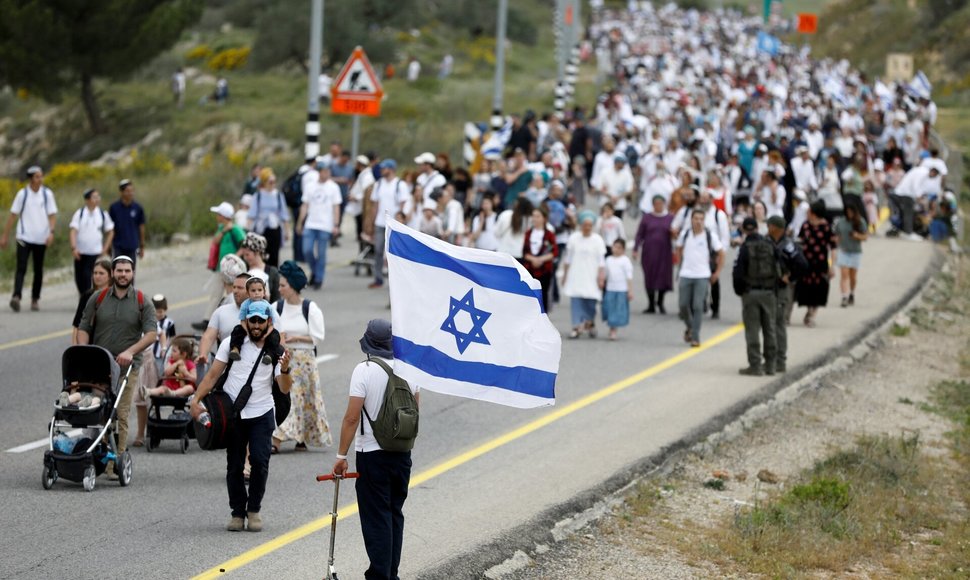 Izraelio naujakuriai okupuotame Vakarų Krante  / NIR ELIAS / REUTERS