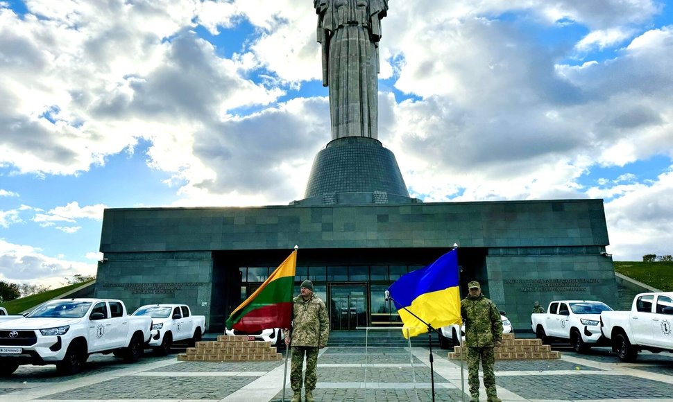 Ukrainai perduota išminavimo įranga ir visureigiai / CPVA nuotr.