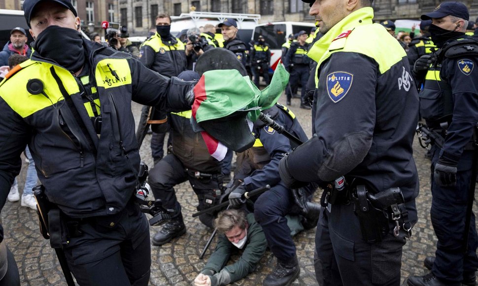 Protestas Amsterdame / ROBIN VAN LONKHUIJSEN / AFP