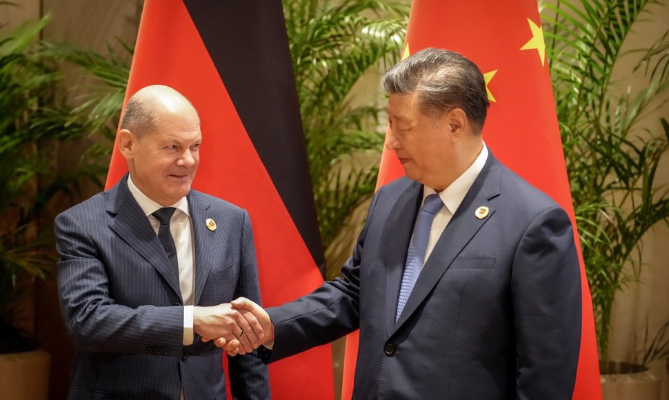 Xi Jinpingas G-20 aukščiausiojo lygio susitikimo kuluaruose susitiko su Vokietijos kancleriu Olafu Scholzu / Kay Nietfeld / dpa/picture-alliance