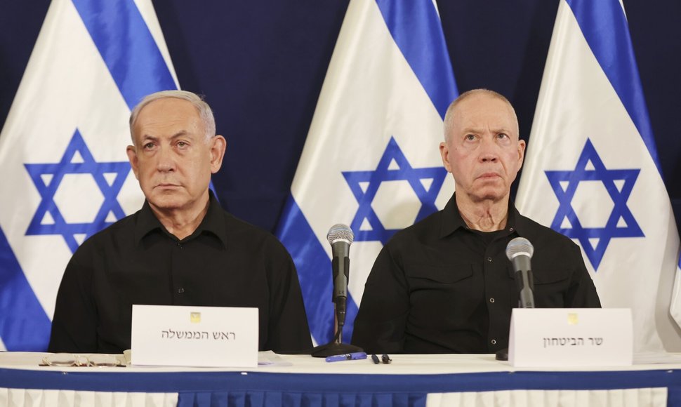 Izraelio ministras pirmininkas Benjaminas Netanyahu ir gynybos ministras Yoavas Gallantas  / Abir Sultan / AP