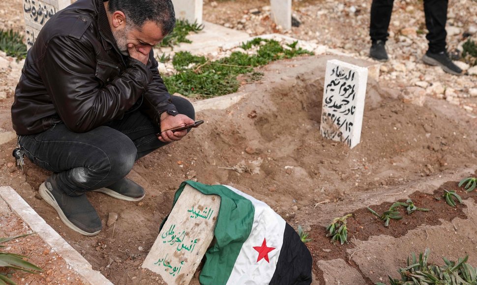 Sirijoje žuvusio fotografo Anaso Alkharboutli kapas / OMAR HAJ KADOUR / AFP