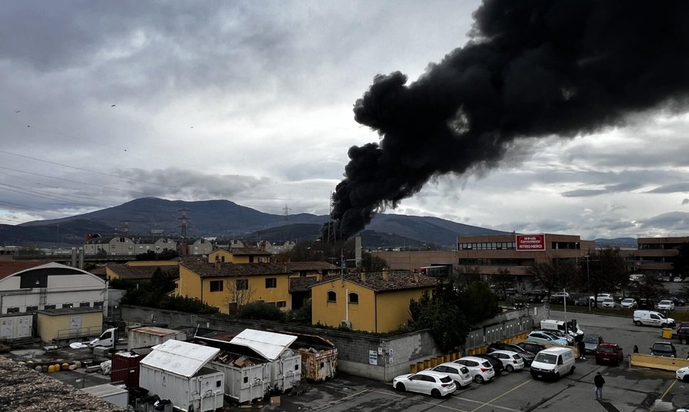 Gaisras Italijos degalų saugykloje / CLAUDIO GIOVANNINI / AFP