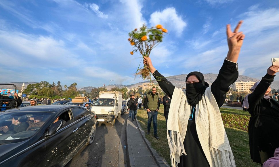 Žmonės švenčia Damasko gatvėse / LOUAI BESHARA / AFP