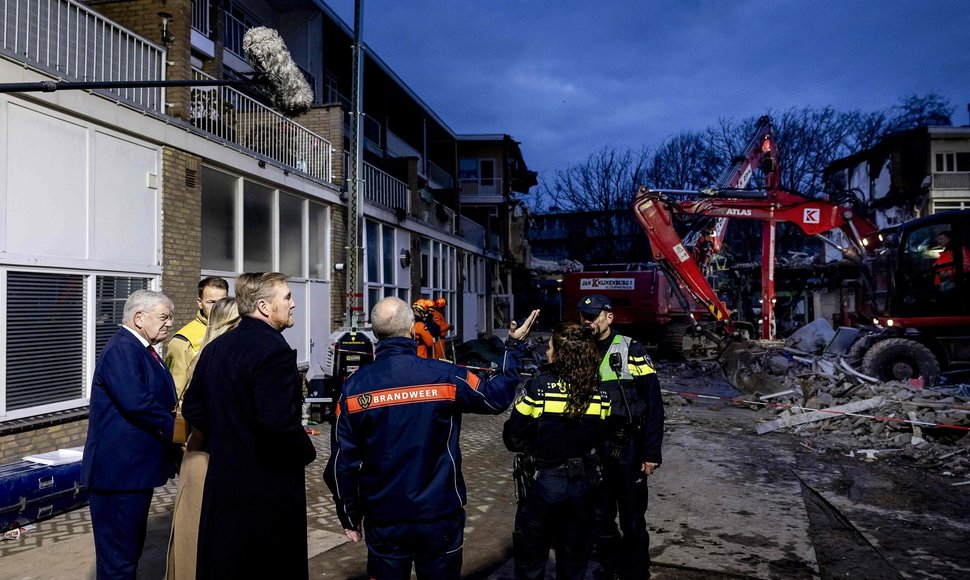 Sprogimo Hagoje vietą lanko Nyderlandų karalius ir karalienė. / KOEN VAN WEEL / AFP